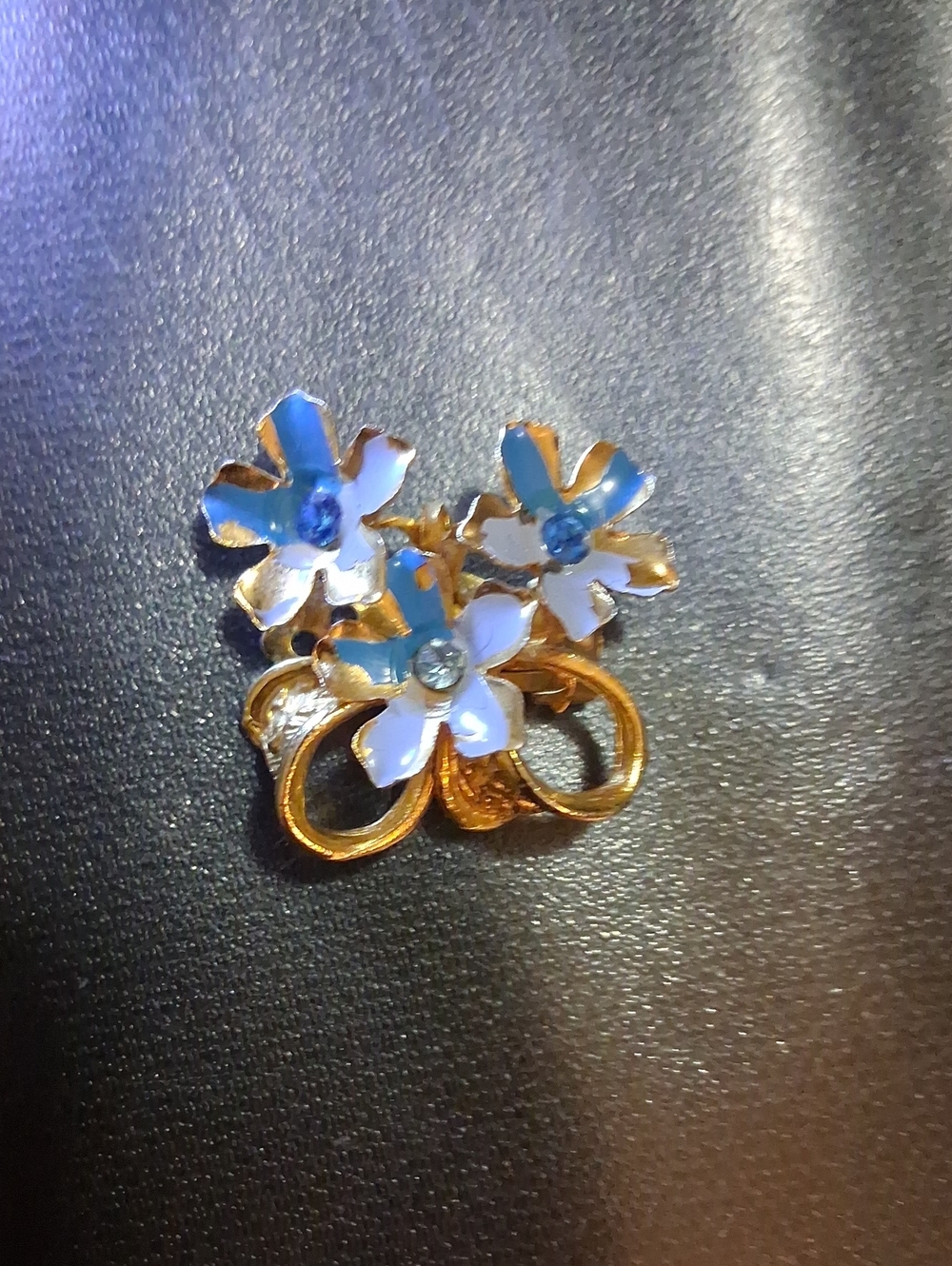 1950s blue two toned flowers gold plated single earring.